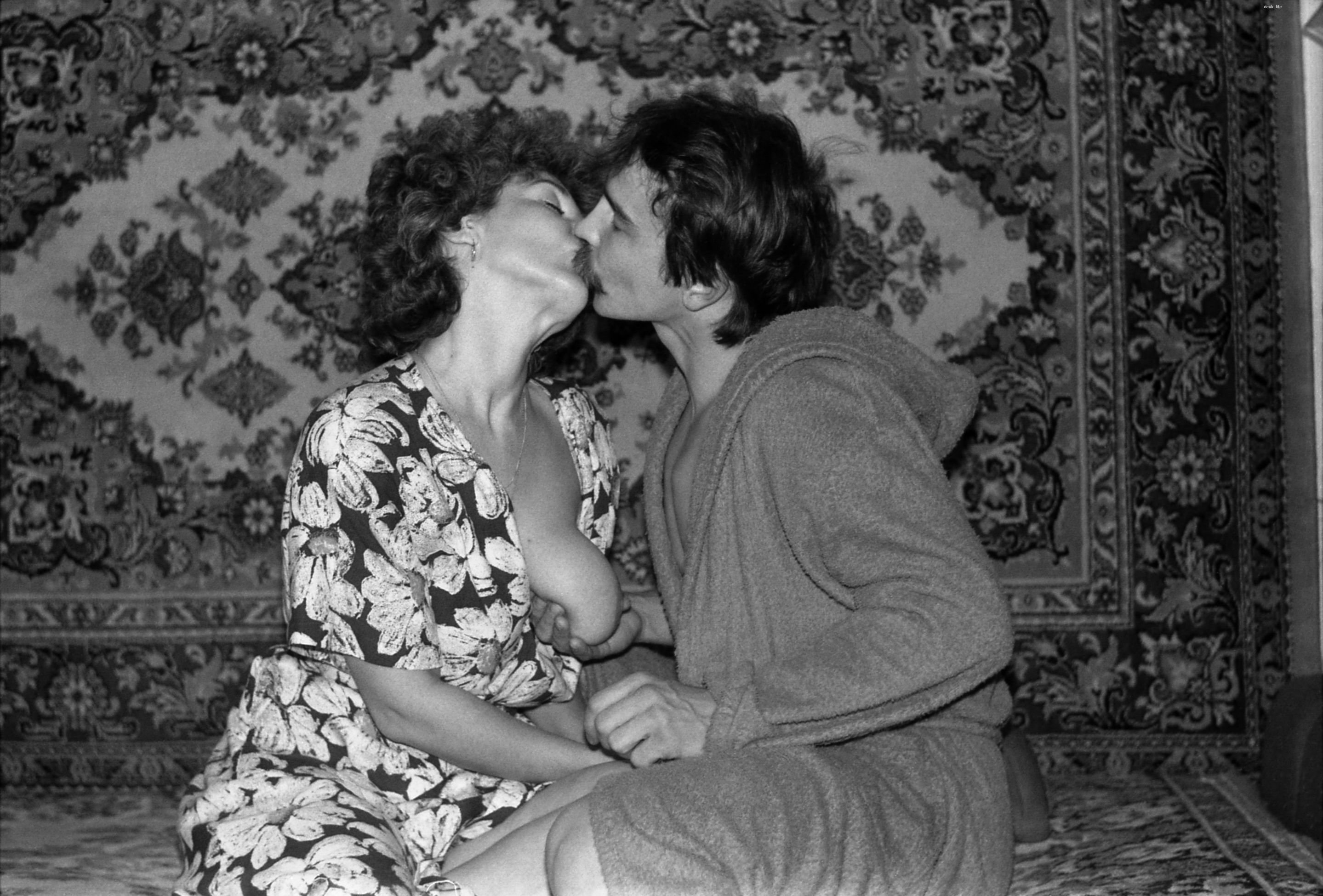 Mature Beauty with Big Tits in 90s Retro Porn - Explicit Amateur Photos