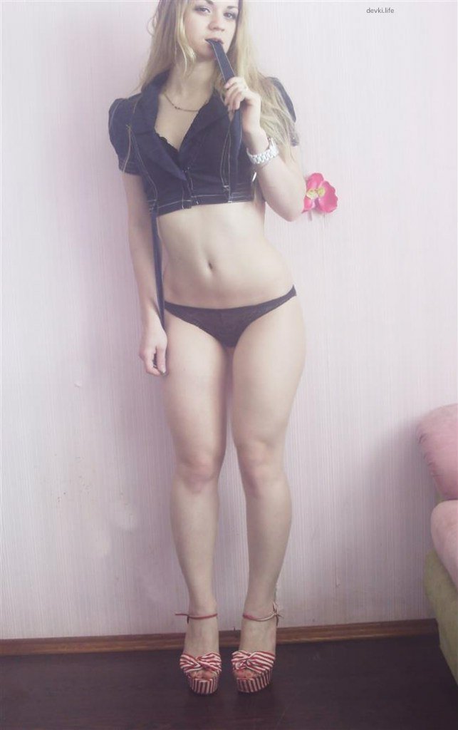 Juicy Curves of Sweet Girl: Explicit Amateur Photo Shoot
