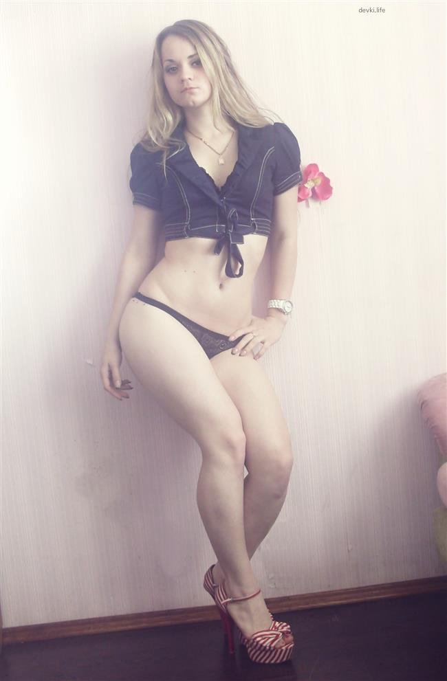 Juicy Curves of Sweet Girl: Explicit Amateur Photo Shoot