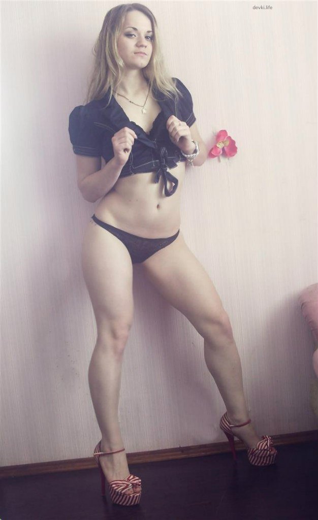 Juicy Curves of Sweet Girl: Explicit Amateur Photo Shoot