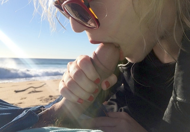 Hot Babes Giving Blowjob - Amateur Porn Photos