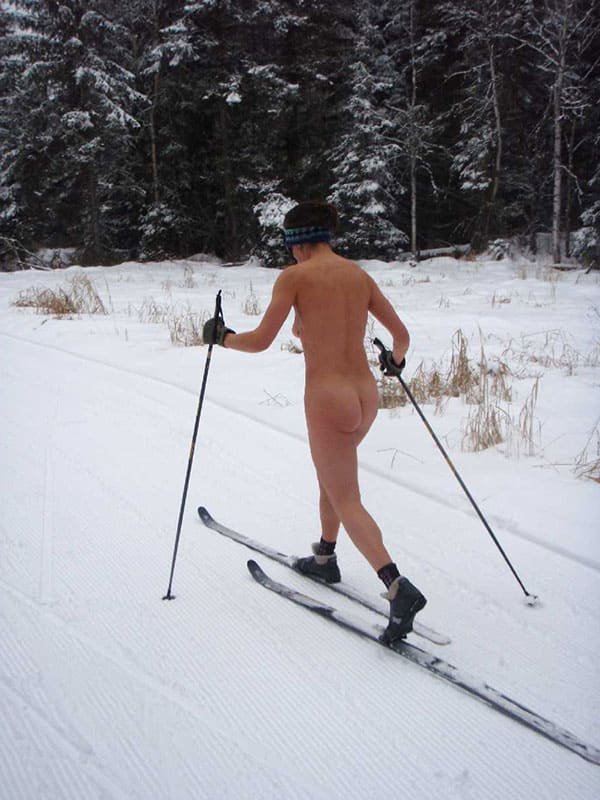 Explicit Nude Skiing Babes: Amateur Girls Stripping Down on the Slopes