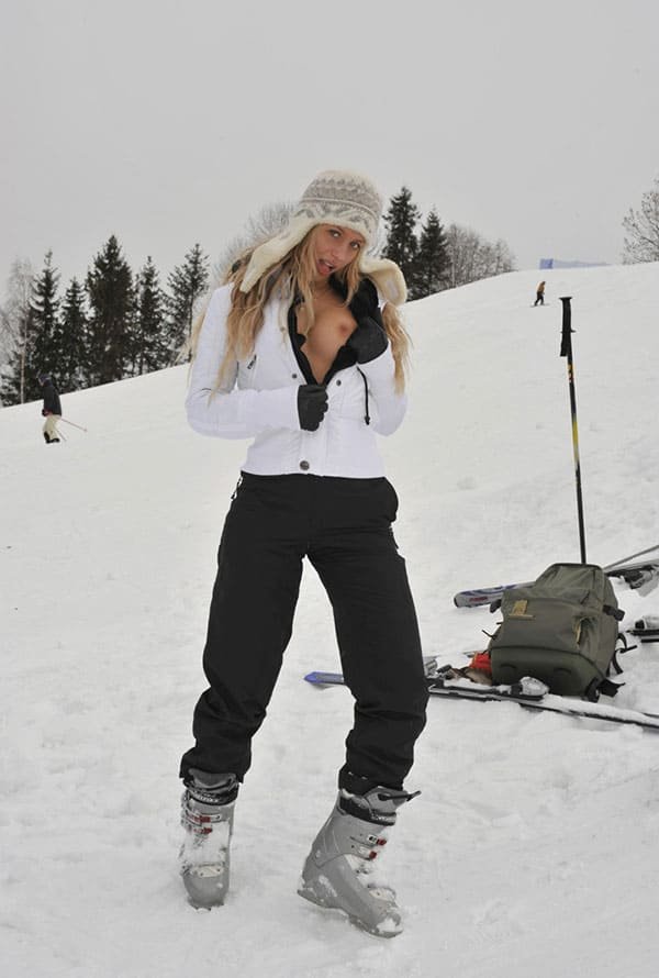 Explicit Nude Skiing Babes: Amateur Girls Stripping Down on the Slopes
