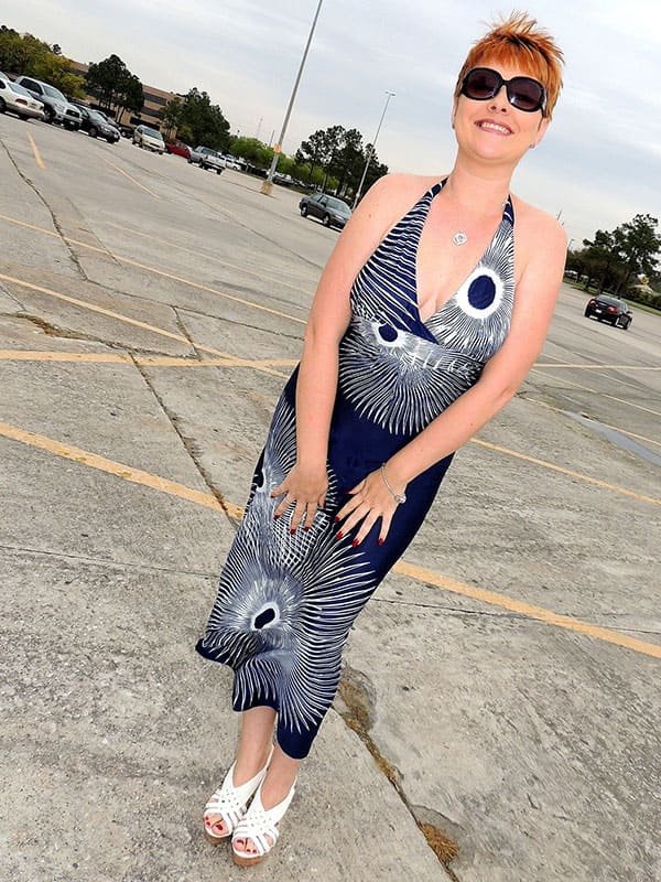 Hot MILF Poses and Sucks Cock in Fitting Room - Amateur Porn