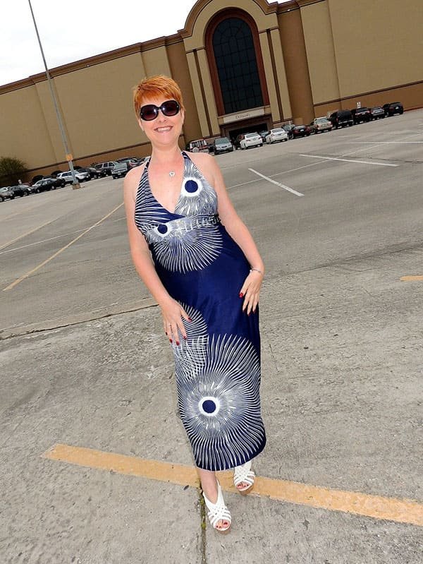 Hot MILF Poses and Sucks Cock in Fitting Room - Amateur Porn