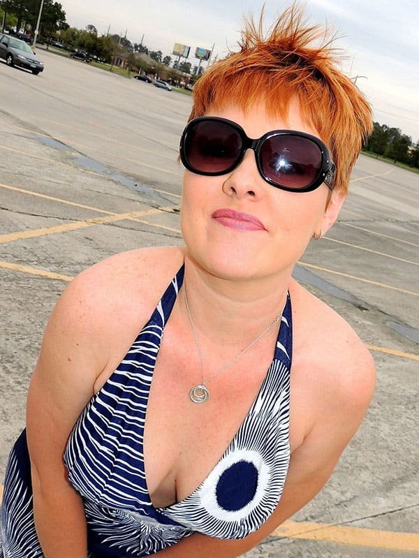 Hot MILF Poses and Sucks Cock in Fitting Room - Amateur Porn