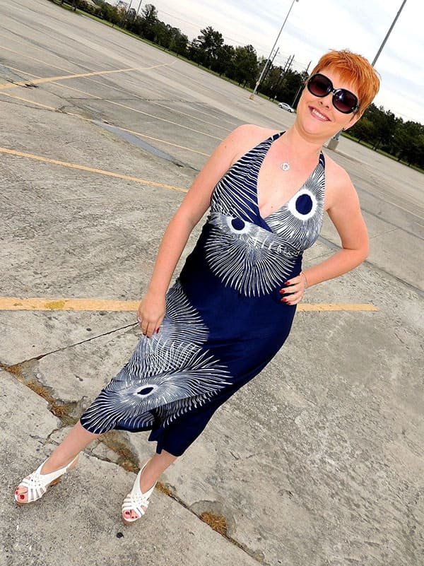 Hot MILF Poses and Sucks Cock in Fitting Room - Amateur Porn