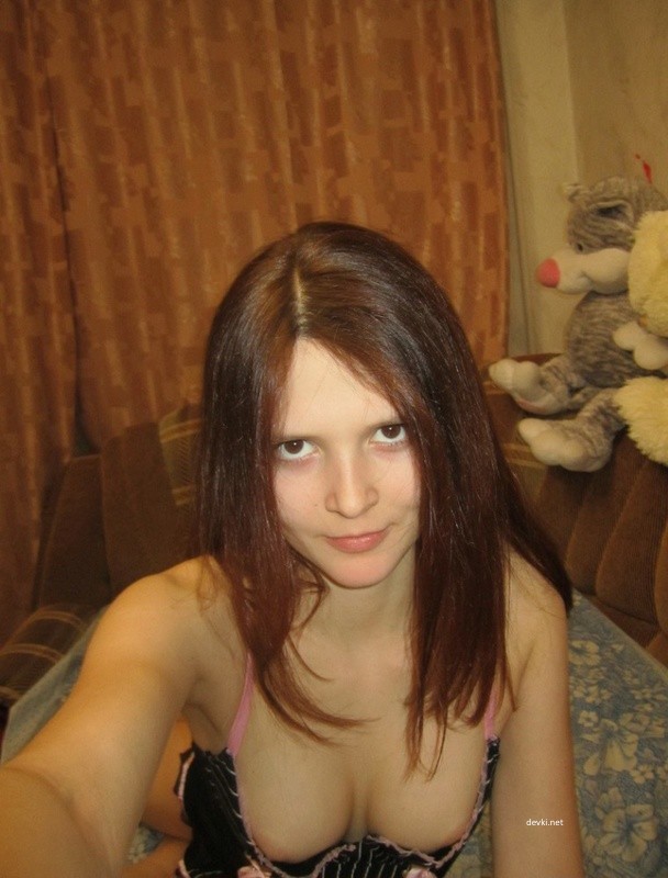 Sultry Selfie Queen: Stunning Amateur Beauty Poses Seductively
