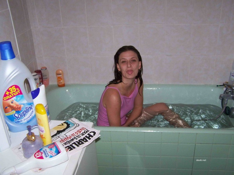 Hot Amateur Babe Takes Bath and Gives Blowjob