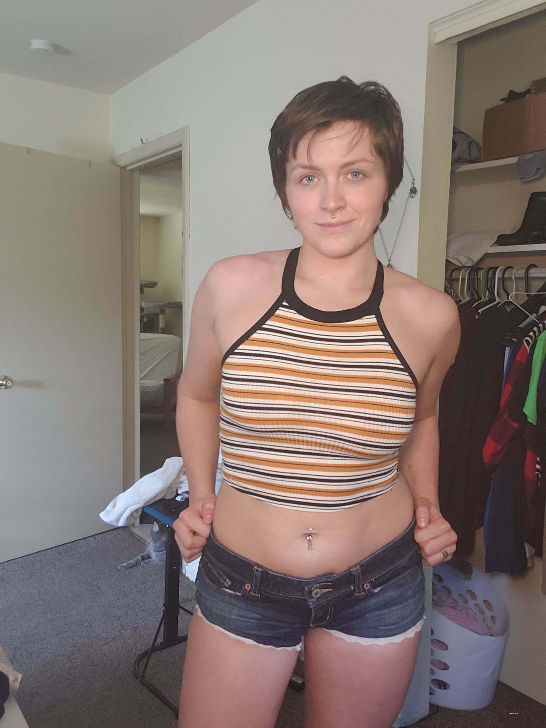 Big Sister Naked Selfie: Explicit Amateur Photo
