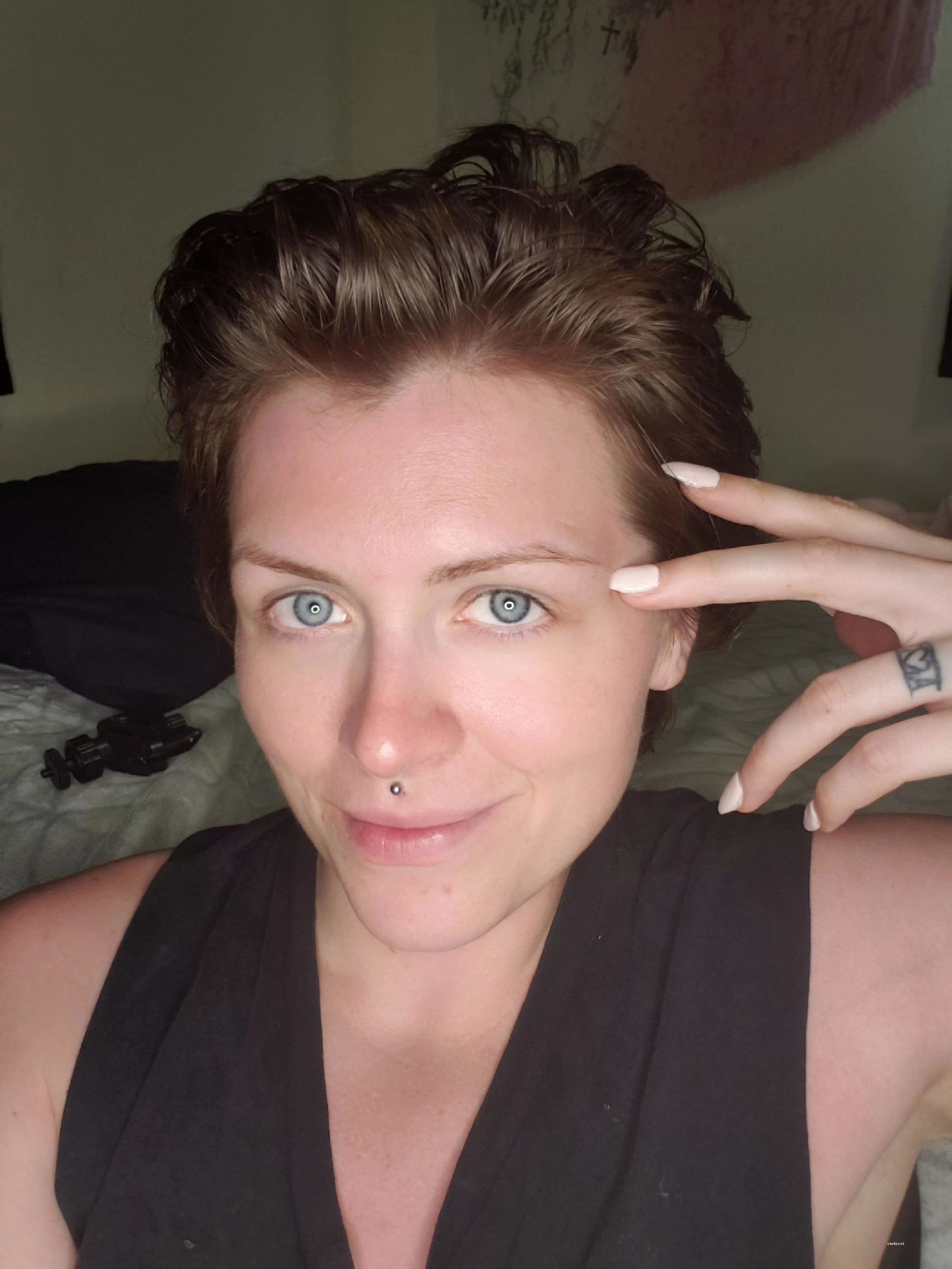 Big Sister Naked Selfie: Explicit Amateur Photo