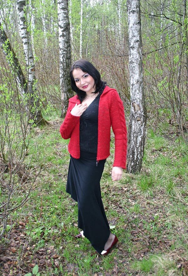 Exposed in the Woods: Amateur Shows Off Her Assets