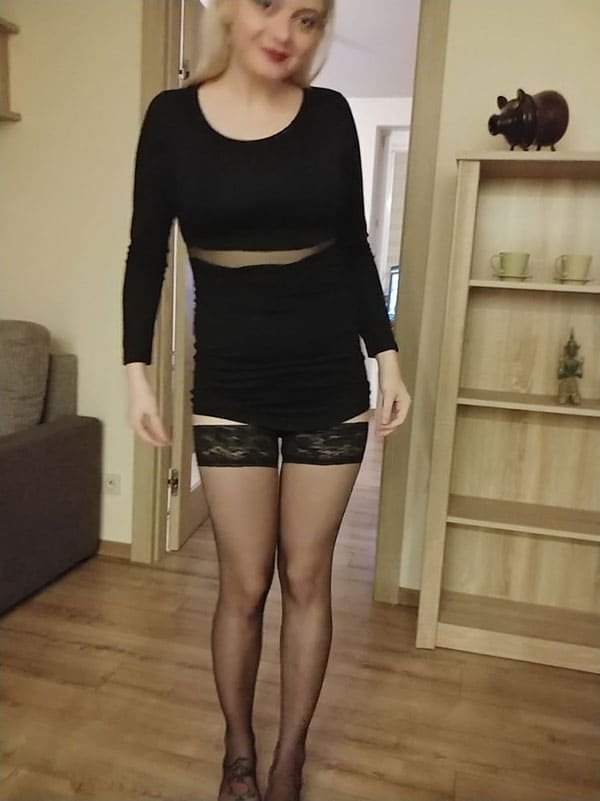 Amateur Stripper Poses Explicitly for Porn Photos