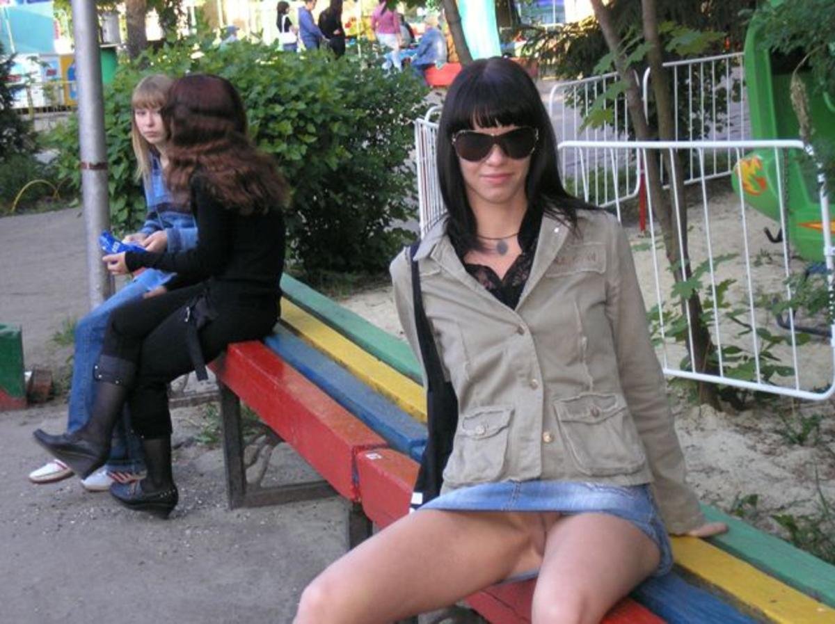 Young babe flaunts hot body in amateur porn pics