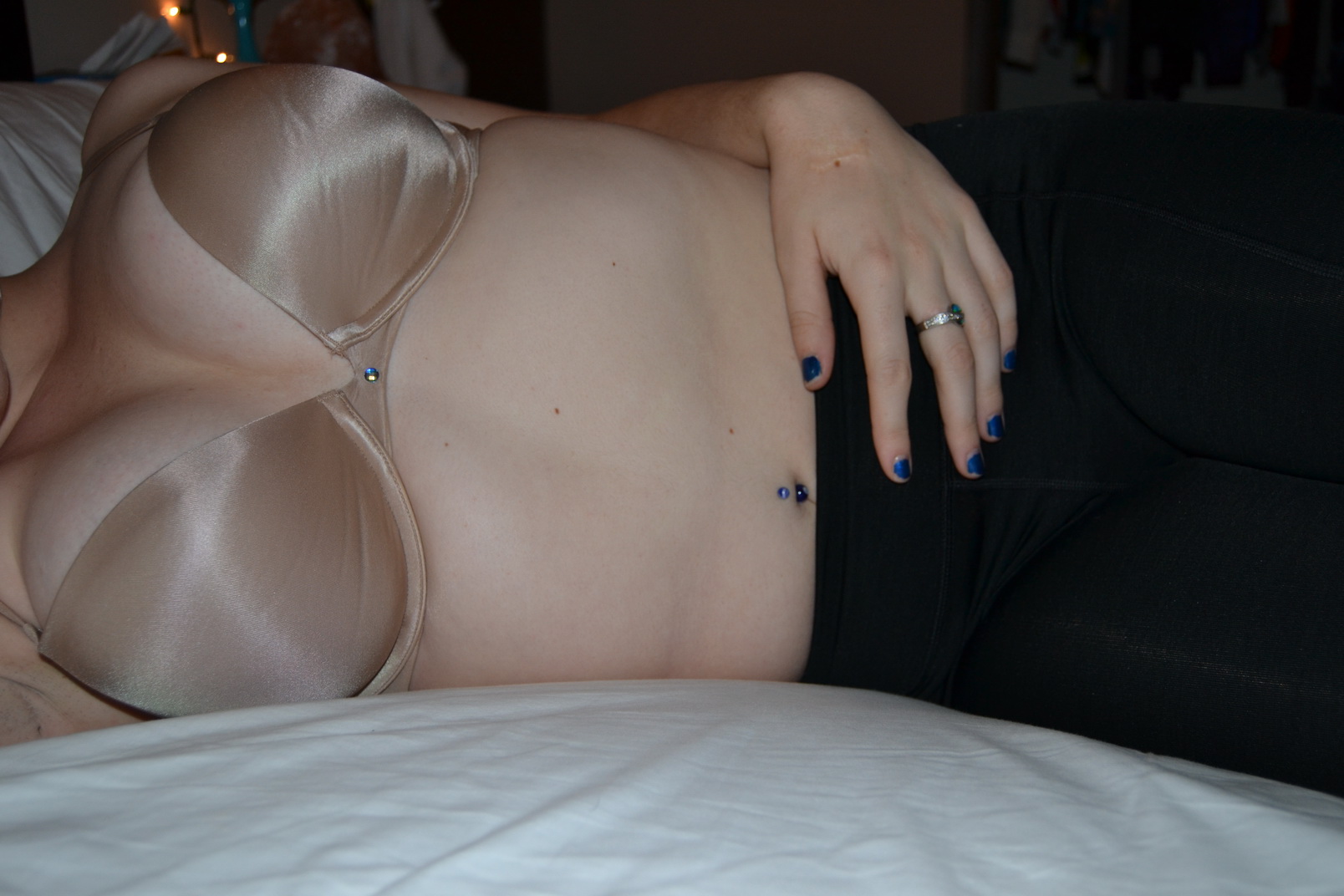 Hot Amateur Strips and Masturbates in Explicit Porn Photos