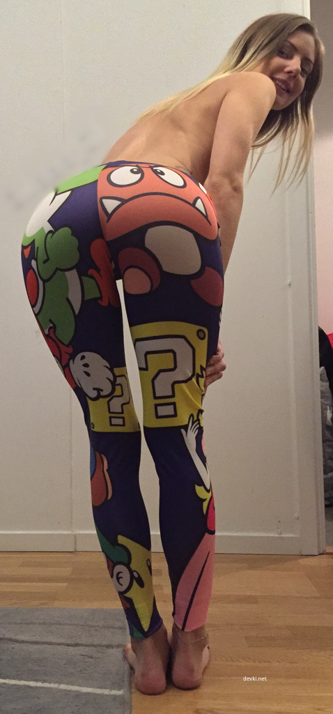 Amateur Teen Pulls Down Leggings Showing Bare Butt - Explicit Photo