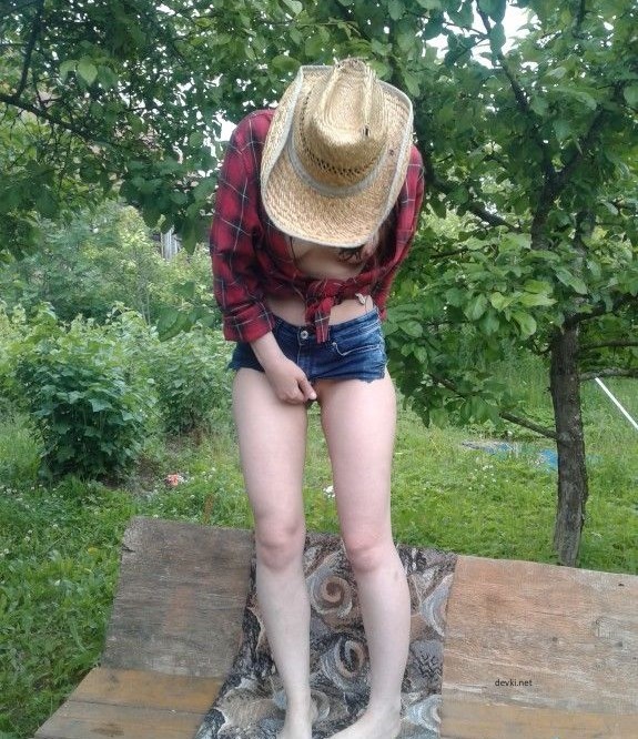 Naked Cowgirl Gets Anal Fucked in Garden - Amateur Porn Photo