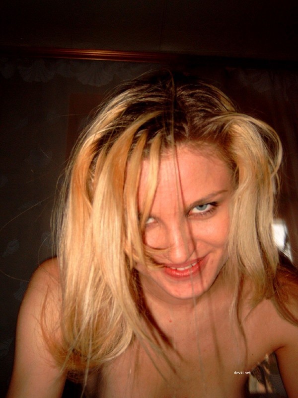 Beautiful Blonde Poses Nude and Fucks Guy - Amateur Porn Pics