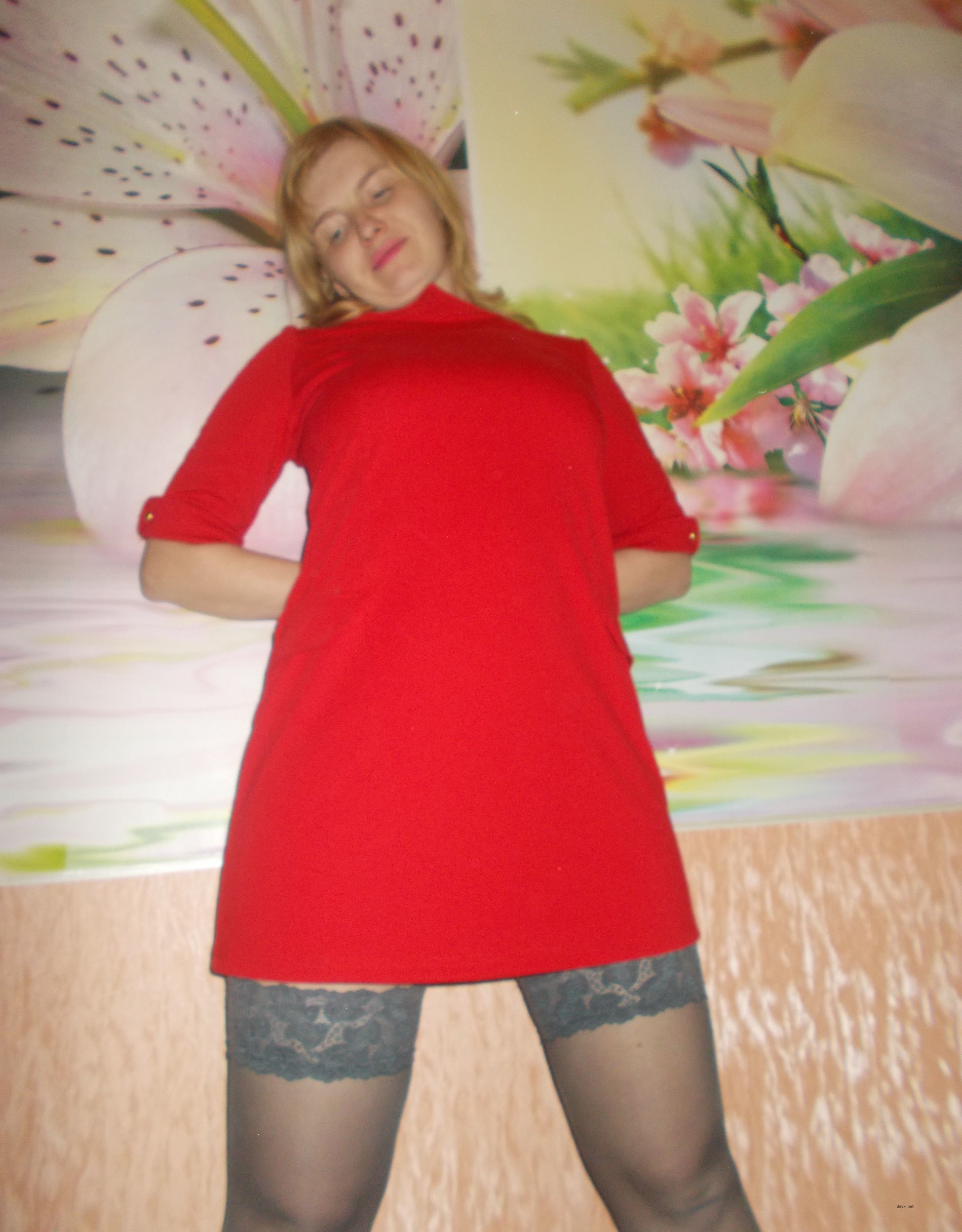 Hot Wife in Red Lingerie: Amateur Porn Pics for Friends