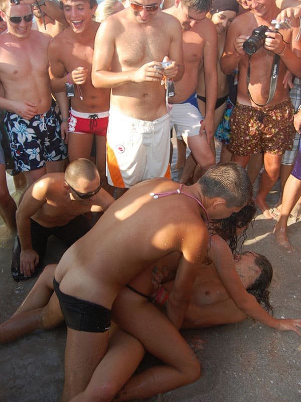 Beach Voyeur Sex: Explicit Amateur Porn Photo