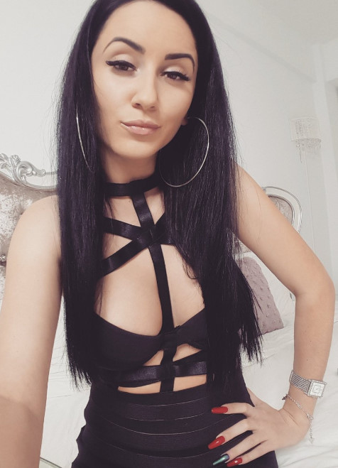 Brunette's Naked Tits: Amateur Explicit Photo Shoot