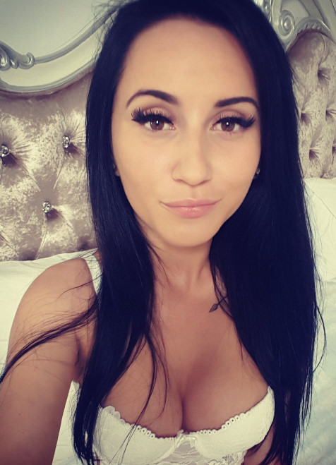 Brunette's Naked Tits: Amateur Explicit Photo Shoot