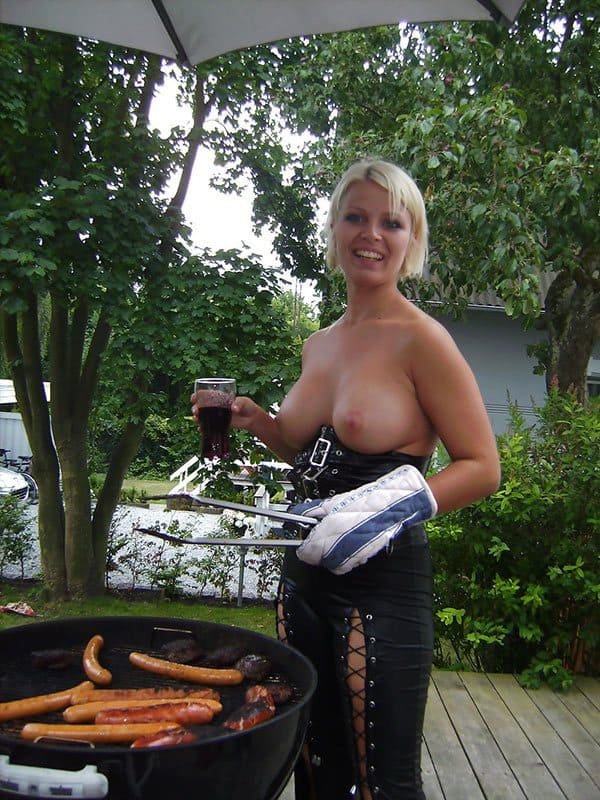 Naked Babes and Food: Explicit Amateur Photos for Adults