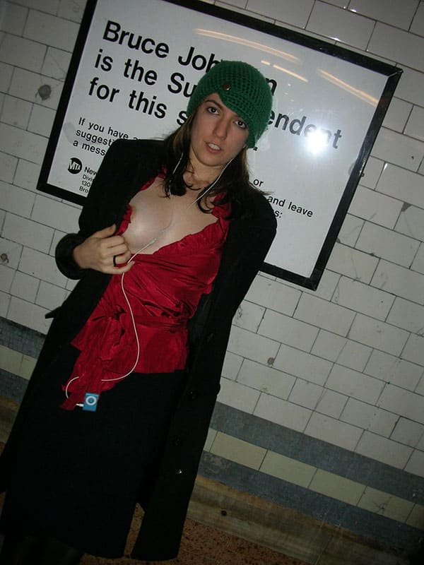 Explicit Amateur Photos: Naked Babes in Metro Caught on Camera