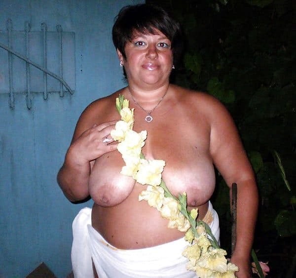 Russian BBW Wife Poses in Amateur Porn Photo Shoot