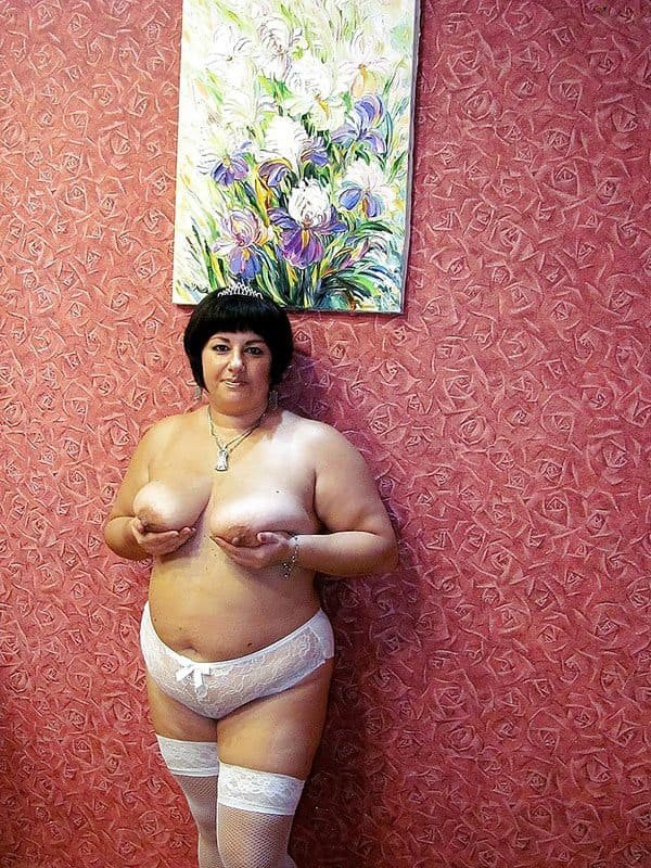 Russian BBW Wife Poses in Amateur Porn Photo Shoot