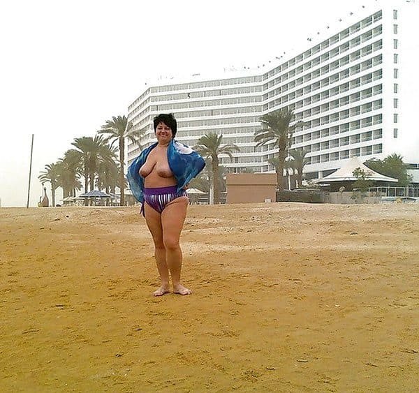 Russian BBW Wife Poses in Amateur Porn Photo Shoot