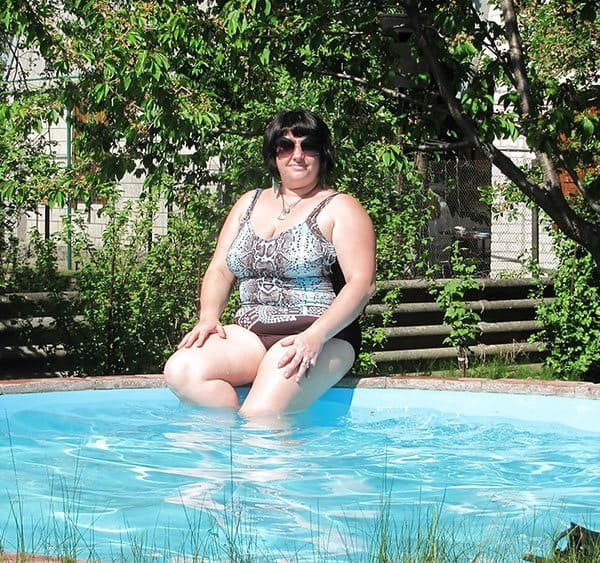 Russian BBW Wife Poses in Amateur Porn Photo Shoot