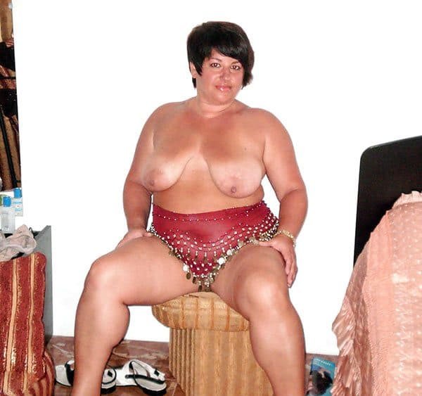Russian BBW Wife Poses in Amateur Porn Photo Shoot
