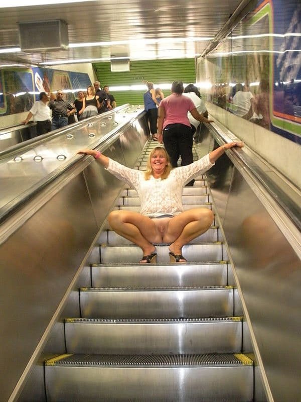 Happy Girls Don't Wear Panties: Explicit Amateur Photo Collection
