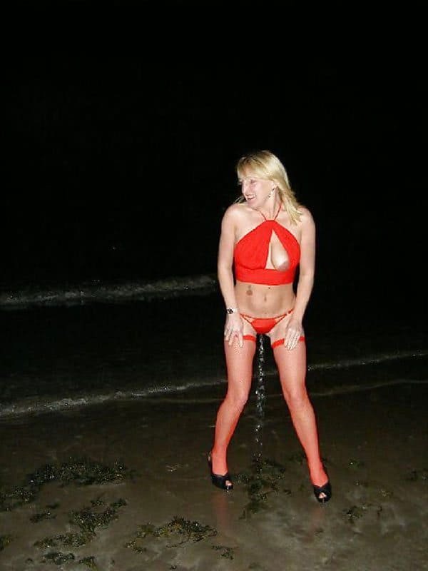 Amateur Girls Peeing Through Panties - Explicit Pee Fetish Photos