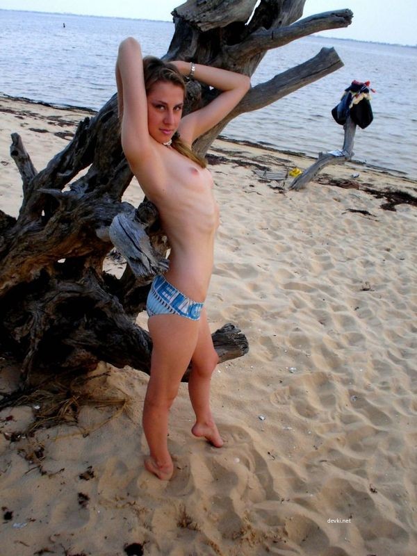 Skinny Blonde Poses Nude: Explicit Amateur Photoshoot