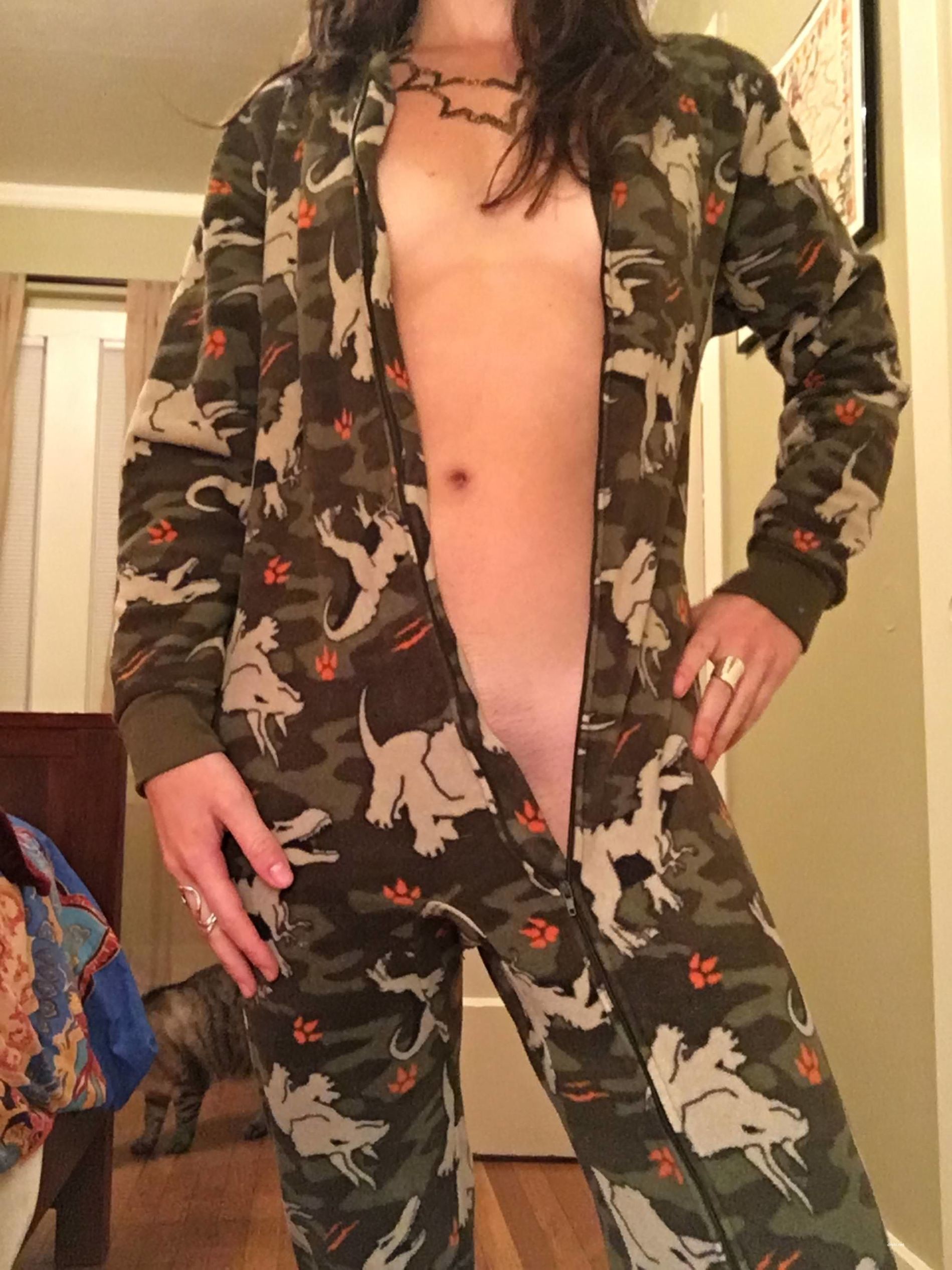 Sexy Amateur Masturbates After Stripping Out of Jumpsuit