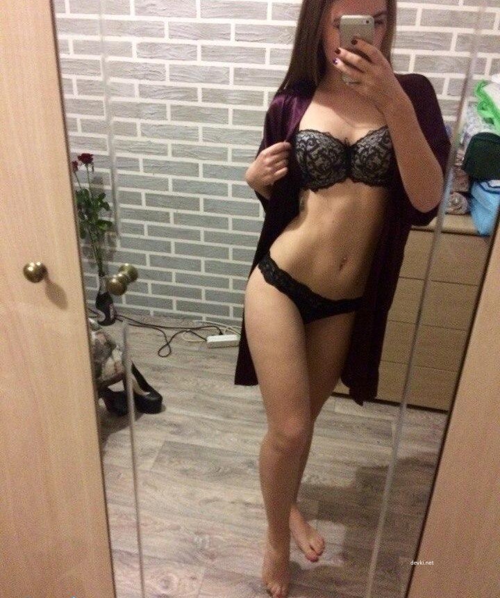 Sizzling Selfies from Sweetheart: Amateur Photo Teasing and Flirting (18+)