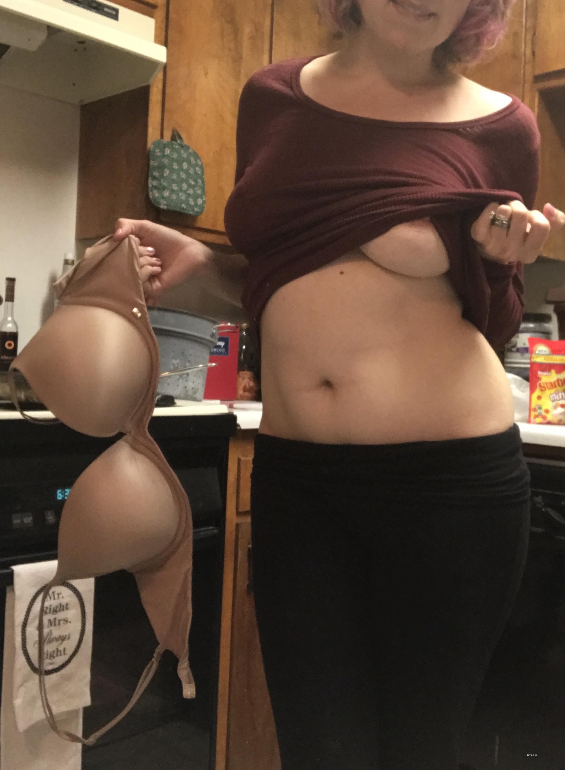 Amateur Kitchen Strip Tease: Hot and Explicit Photo