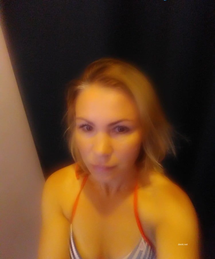Sexy MILF Takes Explicit Selfies in Fitting Room - Amateur Porn Photos