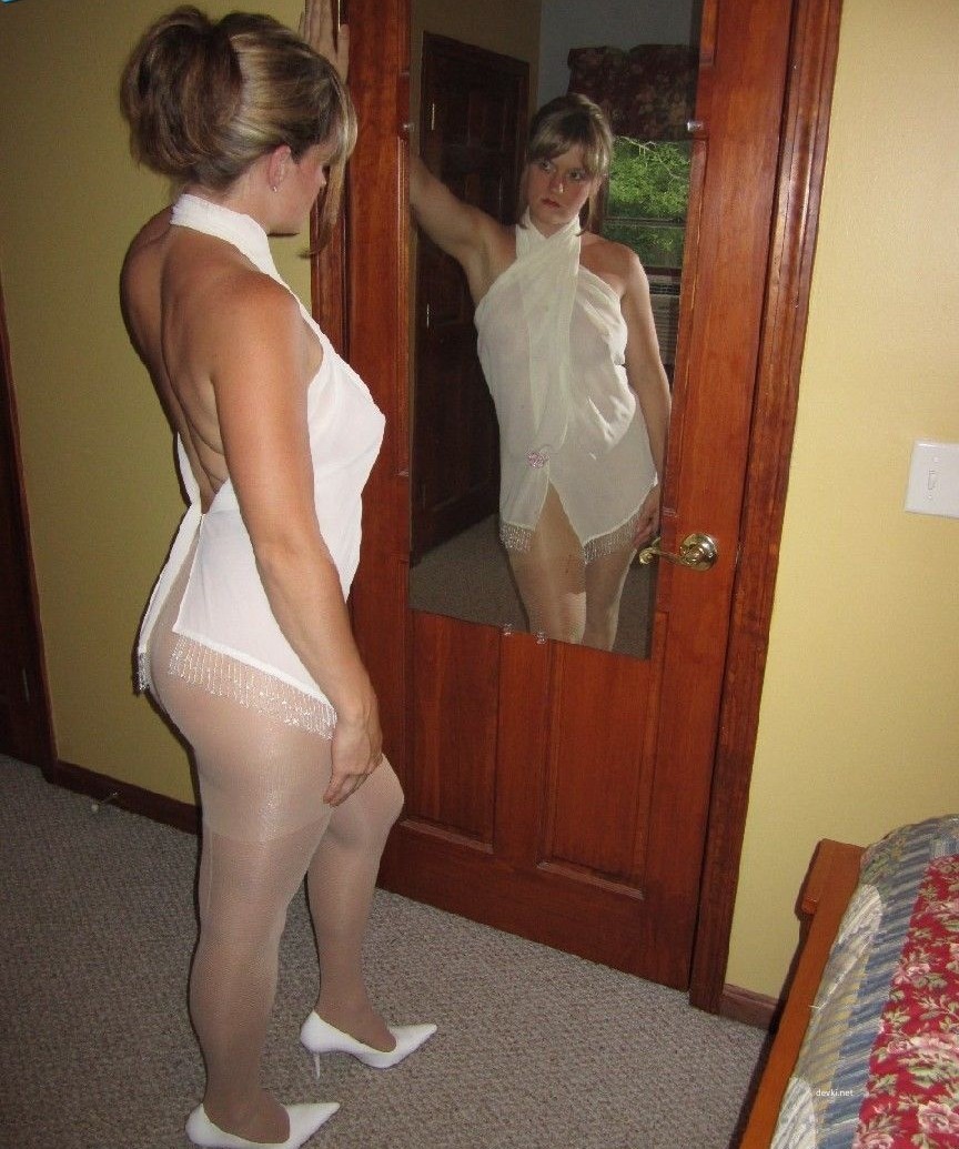 Amateur Photo: All White and Pantyless Babe Exposed