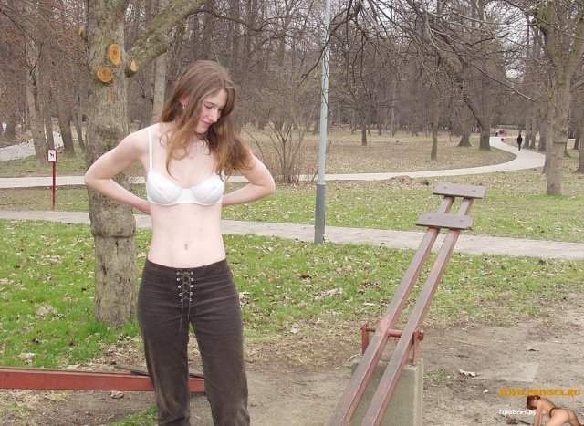 Amateur Babe Strips Naked in Public Park - Explicit Outdoor Nudity