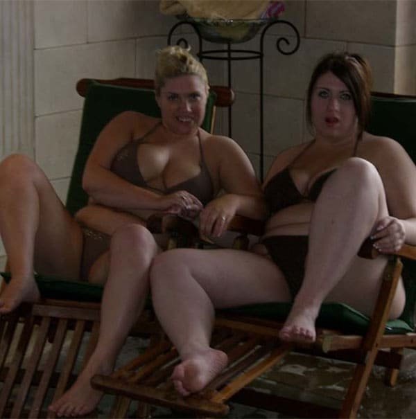 Curvy babes sucking dick in the pool - Amateur porn photo