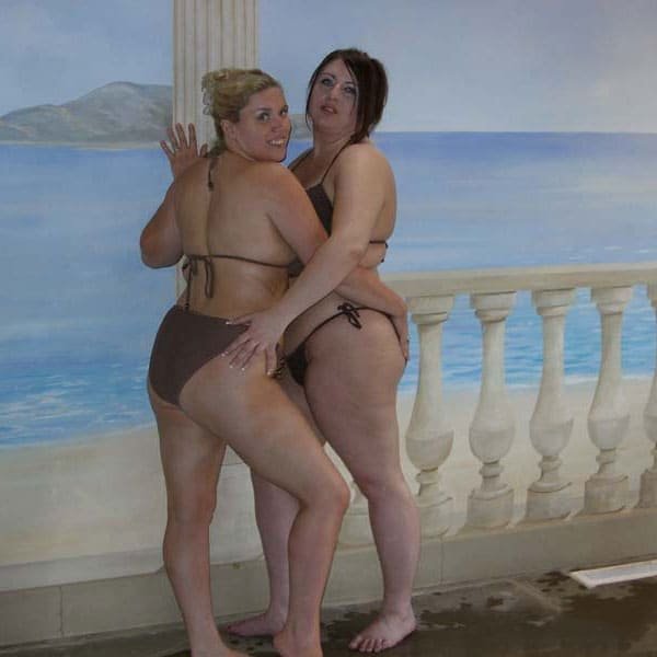 Curvy babes sucking dick in the pool - Amateur porn photo