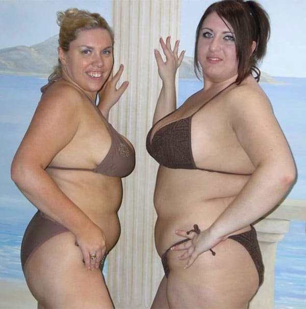 Curvy babes sucking dick in the pool - Amateur porn photo