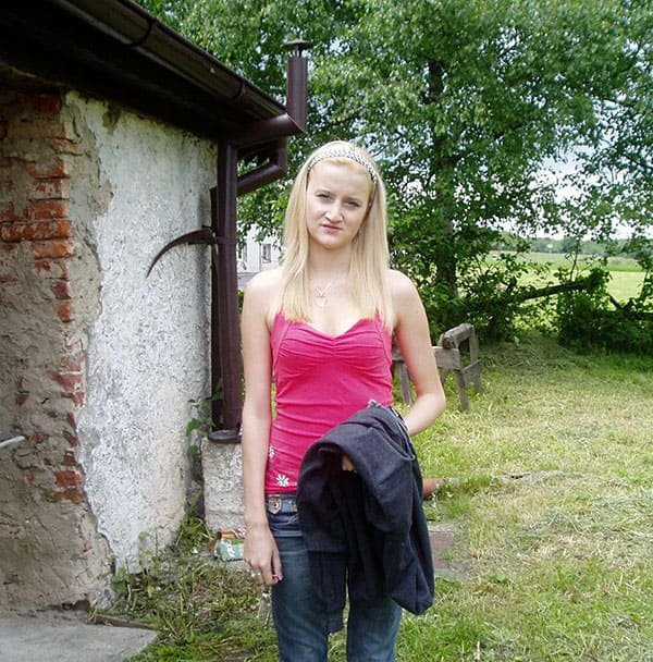 Young slut gives blowjob in public - Amateur porn photo.