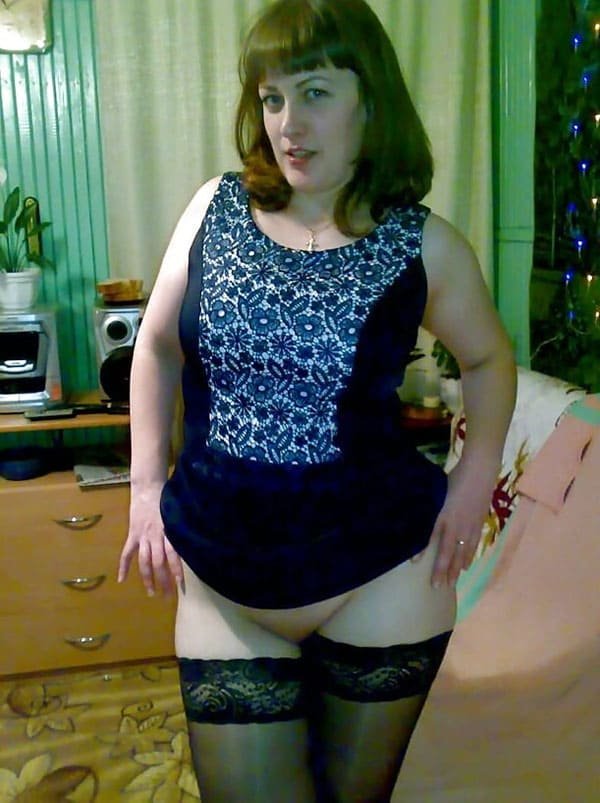 Curvy Wife Masturbates on New Year's Eve - Amateur Porn Photo Shoot