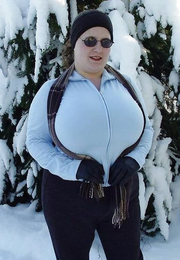 Amateur babe exposes huge tits in the cold, warms them with mittens