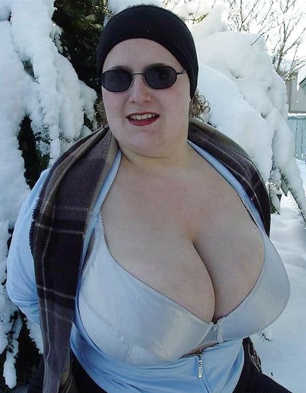 Amateur babe exposes huge tits in the cold, warms them with mittens