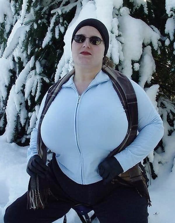 Amateur babe exposes huge tits in the cold, warms them with mittens